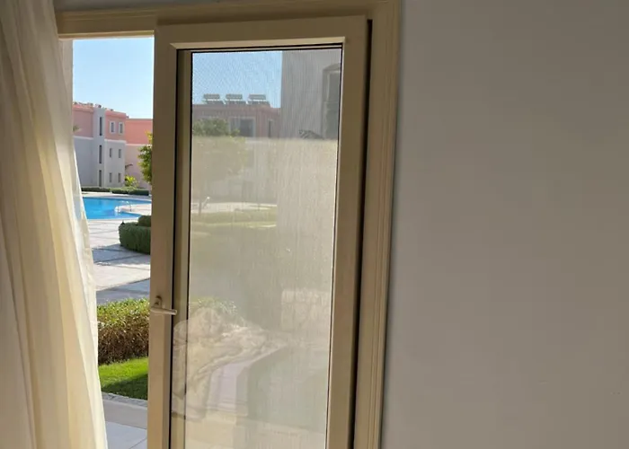 Apartment Modern Cozy In Sunny Village ,prime Location, Aqua Park ,pool Access