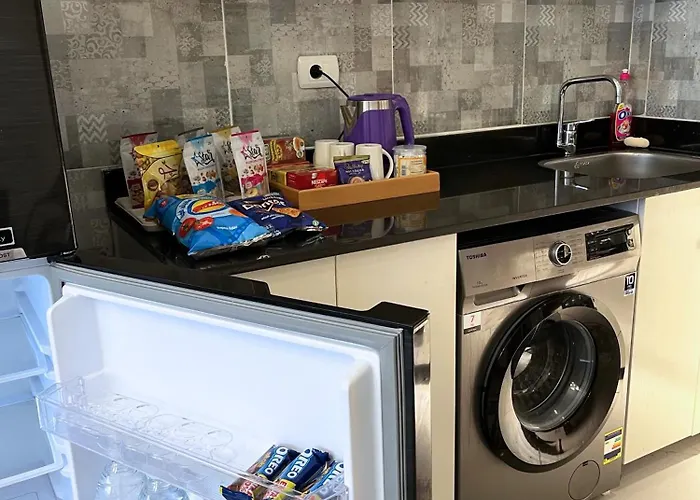 Modern Cozy In Sunny Village ,prime Location, Aqua Park ,pool Access *