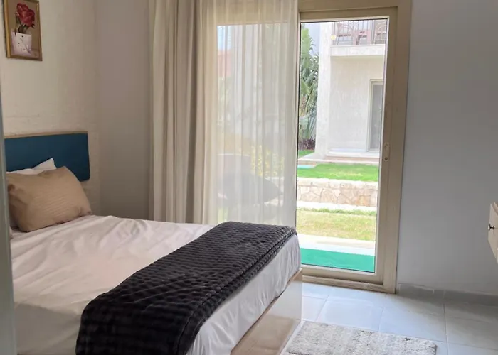 Modern Cozy In Sunny Village ,prime Location, Aqua Park ,pool Access *