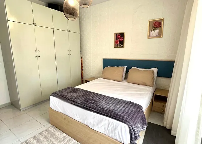 Modern Cozy In Sunny Village ,prime Location, Aqua Park ,pool Access *