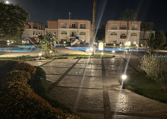 Modern Cozy In Sunny Village ,prime Location, Aqua Park ,pool Access Apartment