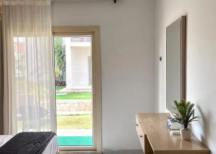 Apartment Modern Cozy In Sunny Village ,prime Location, Aqua Park ,pool Access